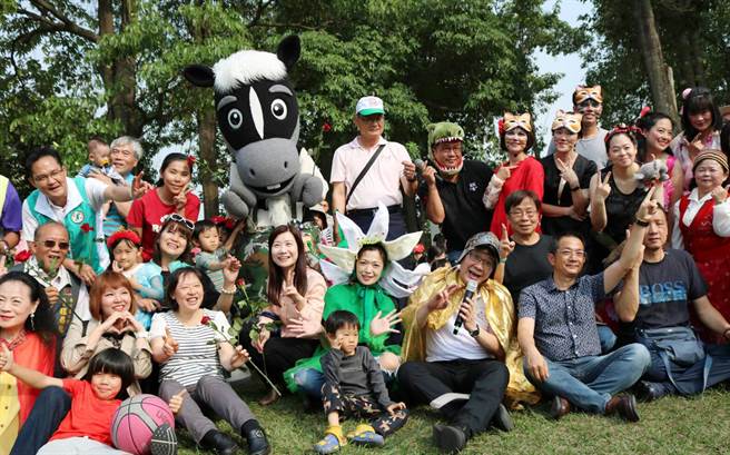 大小朋友齊聚豐樂公園聽故事，促進親子交流加深家庭關係，讓台中成為幸福親子閱讀城市。（陳世宗攝）