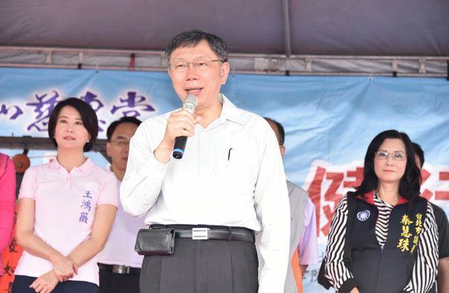 台北市長柯文哲昨出席活動，後方同台的市議員見藍不見綠。圖／台北市政府提供
