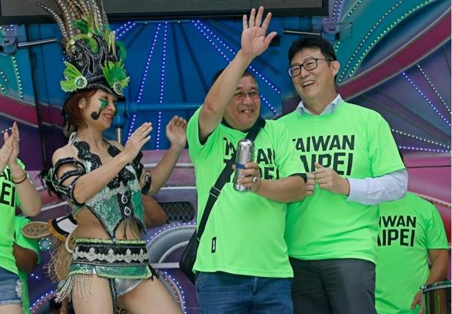 姚文智（右）20日在立院召開「422大遊行」行前記者會，身穿「TAIWAN TAIPEI」T恤，大跳森巴舞。（資料照片，張鎧乙攝）