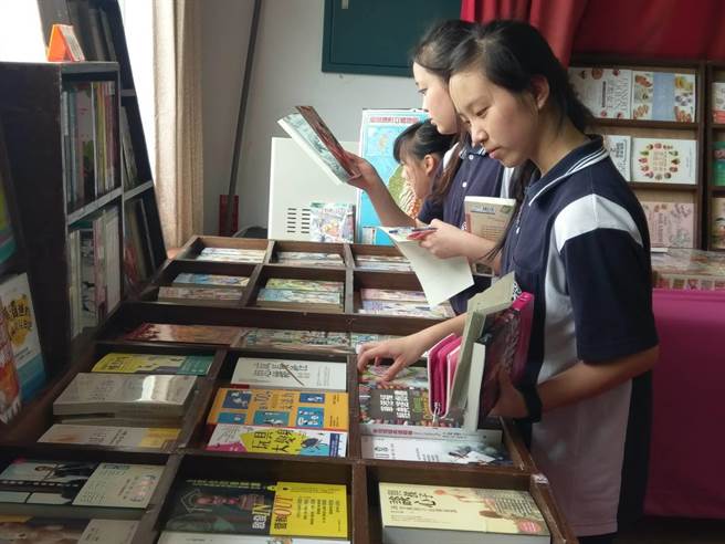 为响应4月23日世界阅读日，支持2018新北阅读节，新北市私立竹林中学特别举办相关系列活动。（叶书宏翻摄）