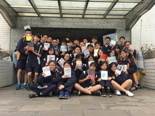 为响应4月23日世界阅读日，支持2018新北阅读节，新北市私立竹林中学特别举办相关系列活动。（叶书宏翻摄）