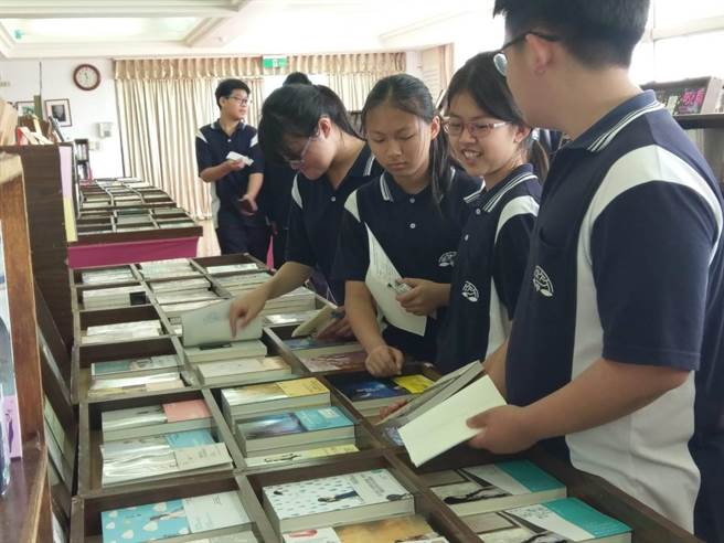 为响应4月23日世界阅读日，支持2018新北阅读节，新北市私立竹林中学特别举办相关系列活动。（叶书宏翻摄）