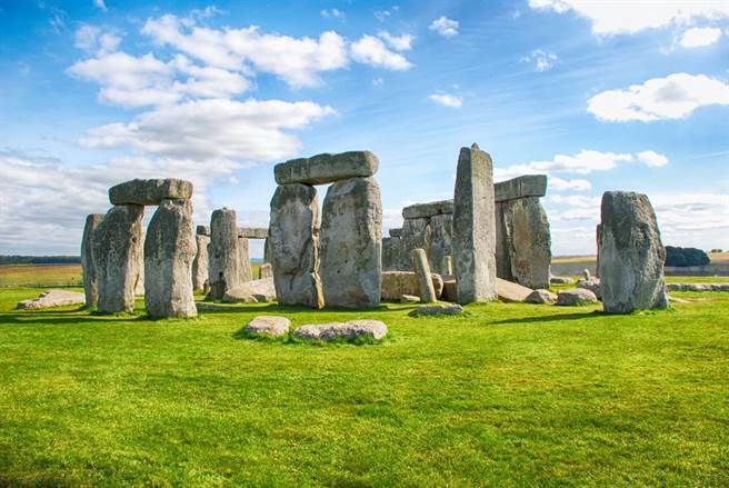 5000年前的英國巨石陣，是已知最古老的人類文明遺跡，但這個時間對地質年代只是轉瞬間。(圖/shutterstock)