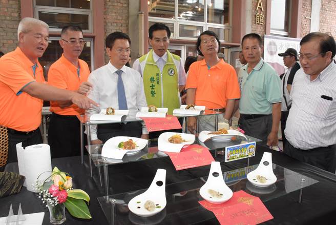位在嘉義的民雄海產餐廳奪得此次社會組冠軍，彰化縣長魏明谷（左三）到場欣賞料理作品。（謝瓊雲攝）