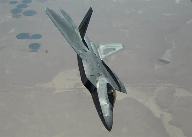 一架美国空军F-22战机3月5日飞越叙利亚上空的画面。（美国空军）