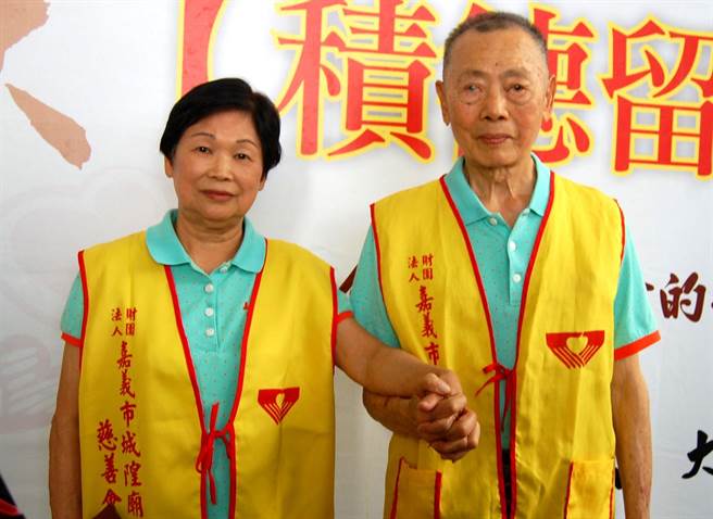 陳亮宏與林桂芳夫婦連心攜手捐款助貧。（廖素慧攝）