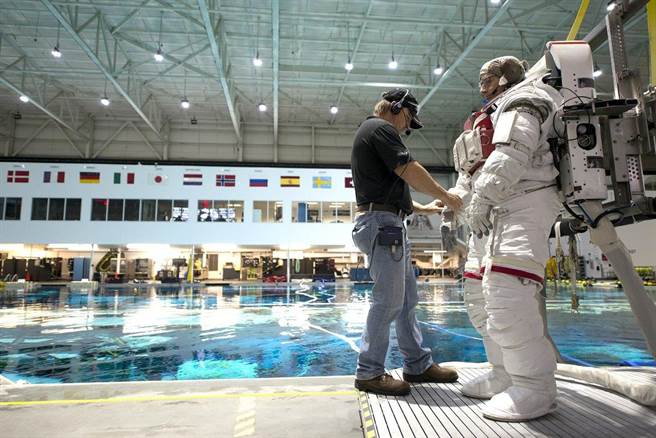 美蘇早年的太空人，絕大多數都是軍人，蘇聯從空軍中選拔，美國則是海軍陸戰隊飛行員為多，因此太空領域很早就軍事化了。(圖/NASA)