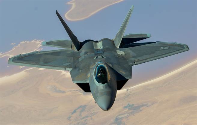 F-22战机2017年4月29日支援「坚定决心行动」（Operation Inherent Resolve）的画面。（美国空军）