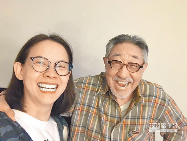 曾寶儀（左）在臉書Po出與孫越合照緬懷他。（取材自臉書）