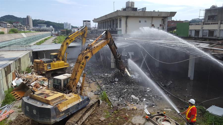 陪伴基隆市民一甲子的國光客運基隆站，今（4）日上午動工拆除，基隆市長林右昌表示，拆除車站後，即將展開忠一路貫通工程，預計今年10月完工後可打通基隆前後站，基隆市區風貌將有很大的改變。（李其樺攝）