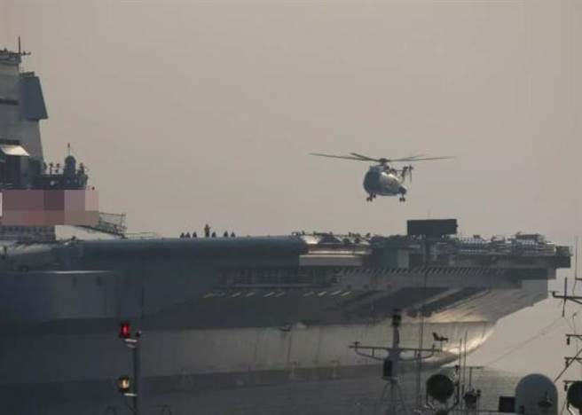 一架直18改進型直升機被拍到在大陸首艘國產航母的甲板上升降。（網上圖片）