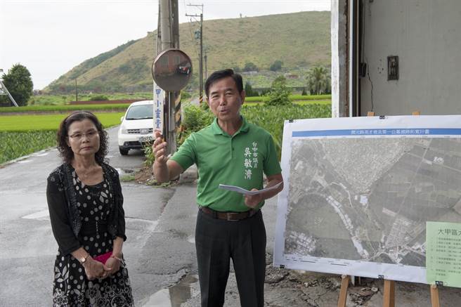 台中市議員吳敏濟（右）爭取「大埔農路」拓寬多年，終於解決用地問題，將於今年8月施工。（王文吉攝）