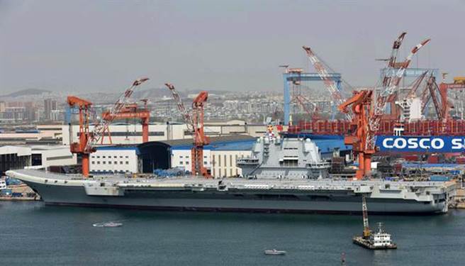 中國首艘國產航空母艦於4月底進行清理後準備進行試航，航母隨後斷進行鳴笛和發動機試車，艦島的頂部已經掛上試航信號旗。（圖／網路）