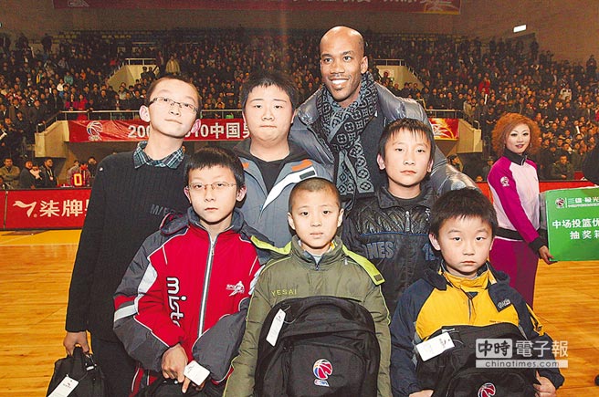 NBA前球星史蒂芬．馬布里2010年到大陸打職籃，現定居北京。圖為馬布里（後）與大陸小球迷合影。（中新社資料照片）