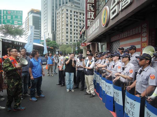 大陳島文化促進會今天再度到台灣民政府前抗議。（王揚傑攝）