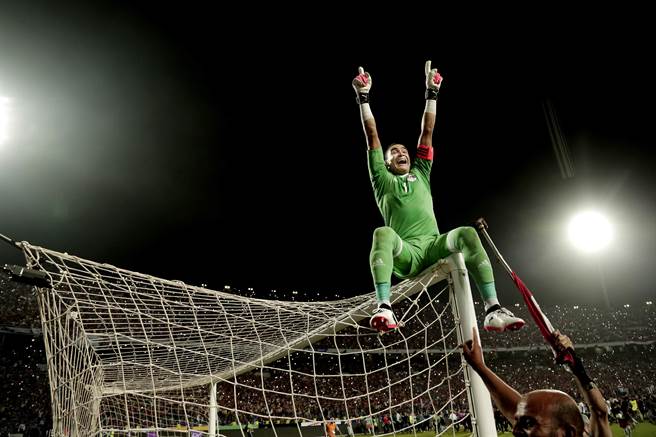 45岁的埃及门神艾哈达里在去年拿下世足门票后，兴奋的跳到球门上面庆祝。（美联社资料照）