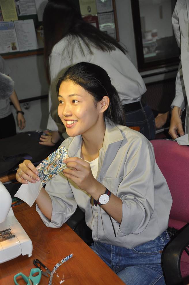 來自香港的唐愷翹用縫紉機現場縫製布袋贈送給教養院身障院生。(謝瓊雲攝)