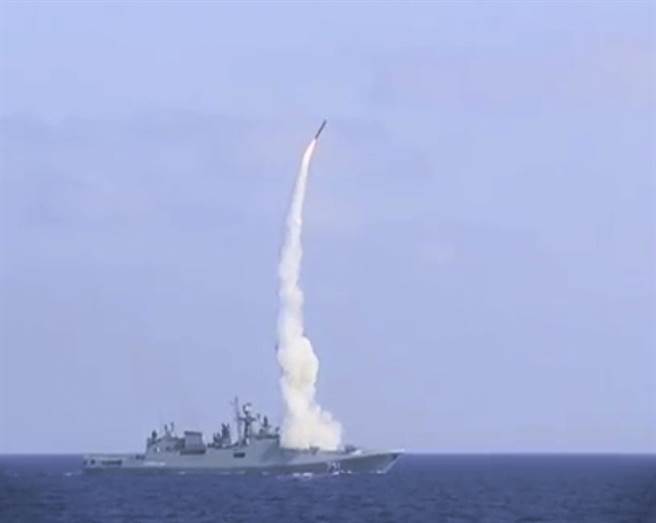 俄製「口徑」巡航導彈射程長達2500公里，在前兩年打擊伊斯蘭國恐怖組織時有傑出表現。圖為去年9月俄國艾森號驅逐艦在東敘利亞地中海面發射口徑導彈。（圖／美聯社）