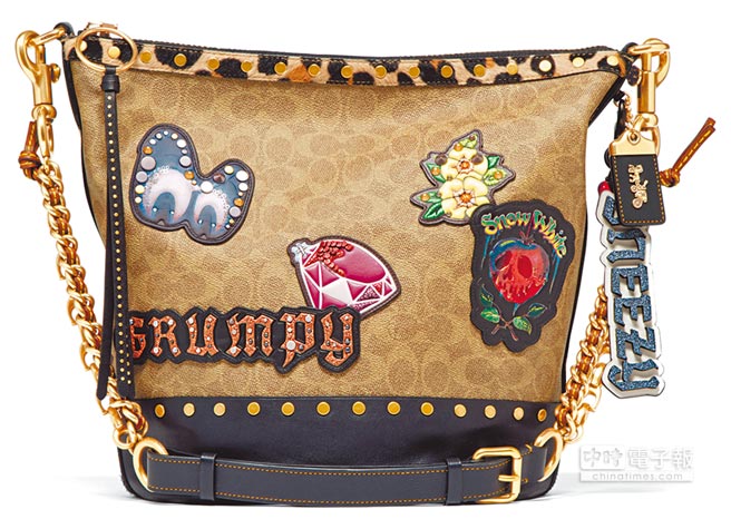 Disney x Coach暗黑童話系列DUFFLE經典拼接手袋，2萬8800元。（COACH提供）
