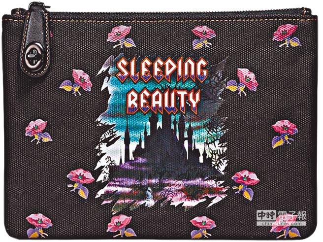 Disney x Coach暗黑童話系列睡美人轉釦手袋，3500元。（COACH提供）