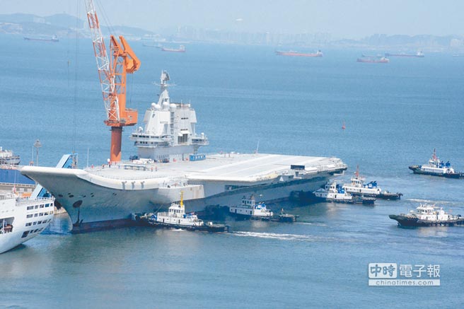 大陸002型航母完成首次出海試驗，返抵大連造船廠碼頭。(圖/中新社)