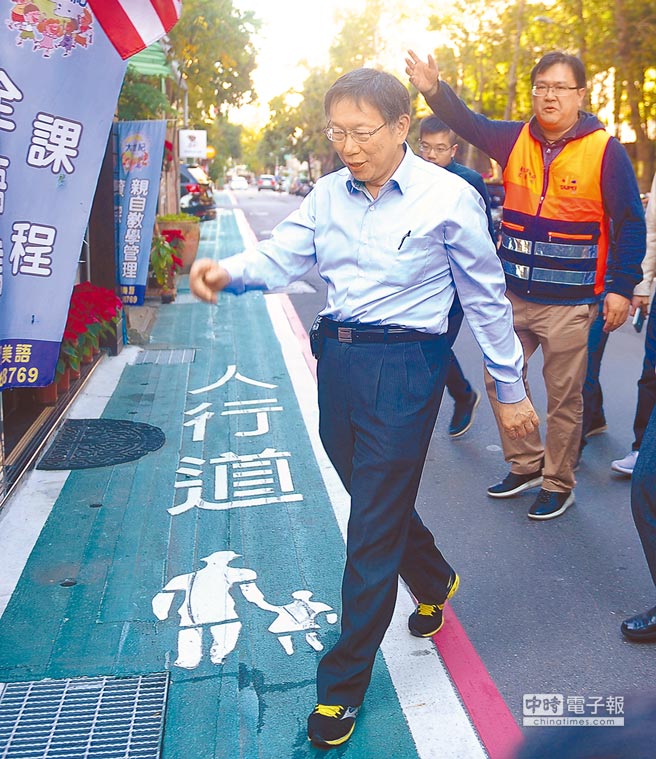 台北市長柯文哲上任後推動鄰里交通改善計畫，並針對北市警分局「績效卓著」部分「大放送」功獎，引發部分官警反彈，認為功獎浮濫、比例明顯失衡。圖為柯文哲用步行方式參觀溫州街等相關巷道所鋪設的人行道。（本報資料照片）