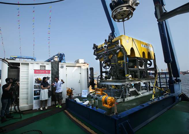 勵進號研究船上搭載深海工作型水下遙控無人載具ROV（右），可執行深海科學研究和工程探勘，配有10組水下攝影機、2組機械手臂、避障及定位聲納、慣性導航儀、溫鹽深儀等設備，最大工作深度為水下3000公尺。（王錦河攝）