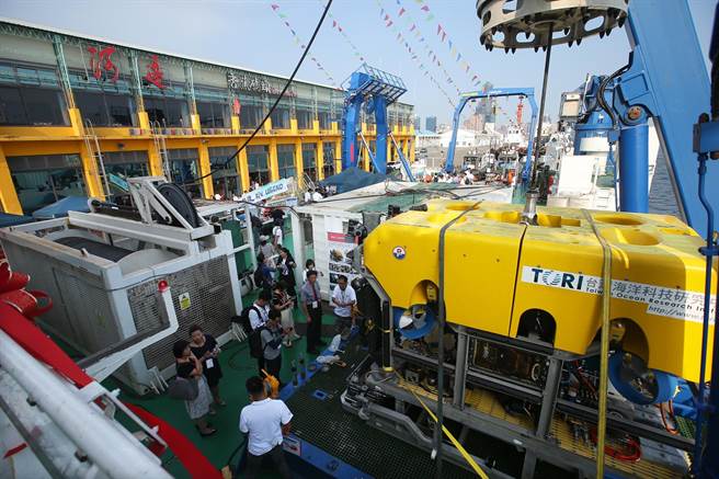 勵進號研究船上搭載深海工作型水下遙控無人載具ROV（右），可執行深海科學研究和工程探勘，最大工作深度為水下3000公尺，由深海纜繩絞機（左）吊載。（王錦河攝）