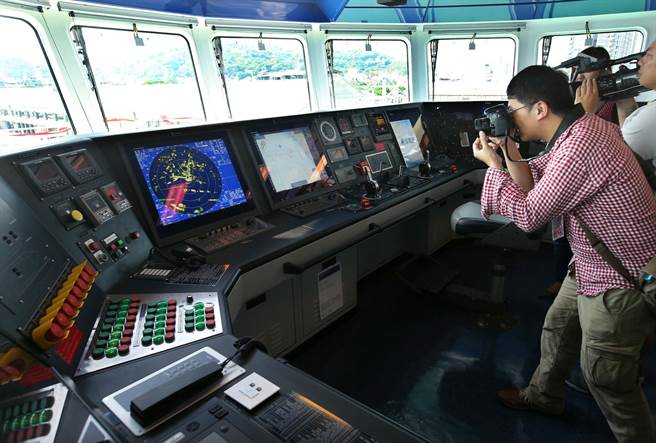 勵進號研究船駕駛艙內各項儀表板操控設備。（王錦河攝）