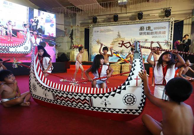 勵進號研究船23日在高雄香蕉碼頭舉行啟用典禮，蘭嶼達悟族小朋友現場演出傳統舞蹈。（王錦河攝）