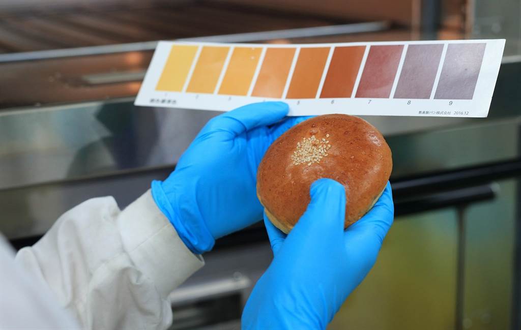 福比麵包廠有專屬的麵包色票，每個麵包出爐顏色都必須符合規範。圖／全家提供