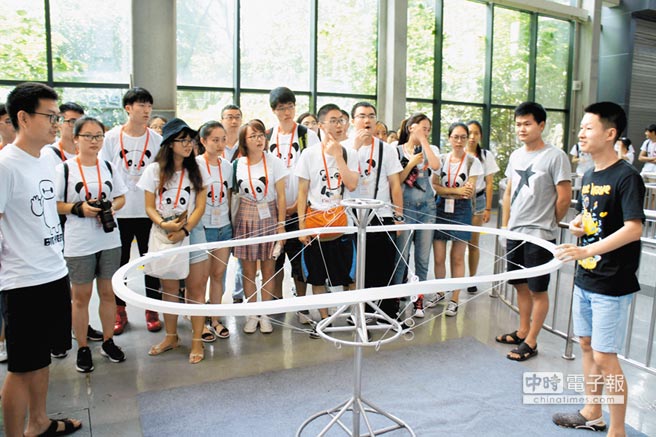 2017年7月，一批台灣大學生到訪西南交通大學，參觀多功能高溫超導磁懸浮環形實驗線。