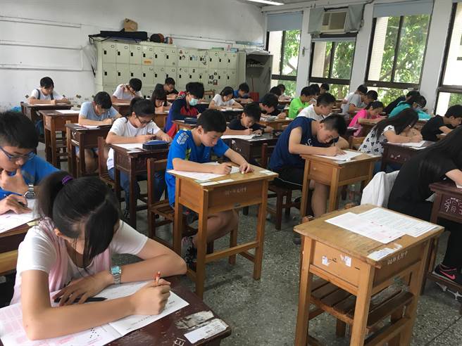 民間團體舉辦的台灣中小學數學能力檢定考試（TMT）今天舉行，有4300個學生參加。（九九文教基金會提供）