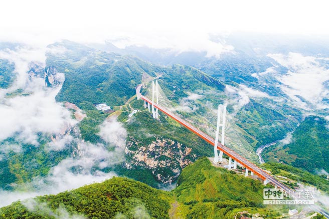 位于贵州省六盘水市与云南省宣威市的交界处的北盘江大桥。（CFP）