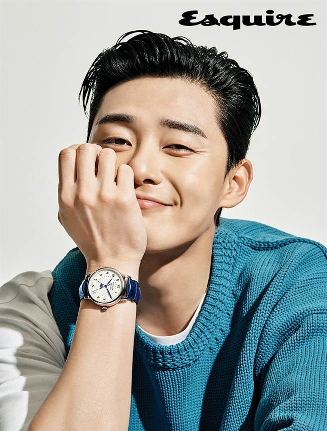 朴敘俊配戴他新近代言的萬寶龍腕表，登上ESQUIRE韓國版封面。（翻攝自ESQUIRE雜誌）