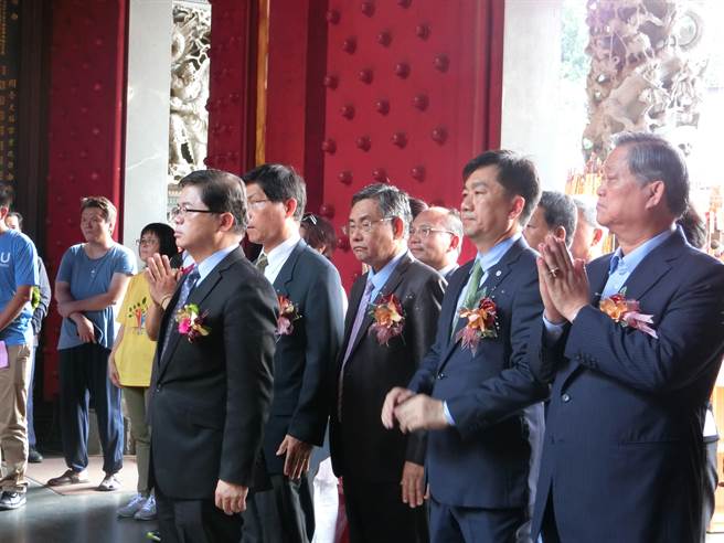 台南代理市長李孟諺(左)一早到安平開台天后宮祈求天降甘霖。(曹婷婷攝)