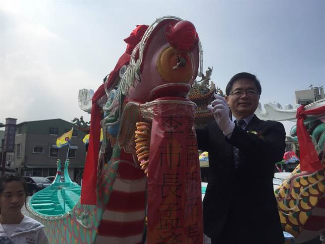 李孟諺今天為龍舟舉行開光點睛儀式。(曹婷婷攝)