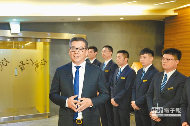 台灣仁本集團董事長陳原（前）與服務團隊。（台灣仁本提供）