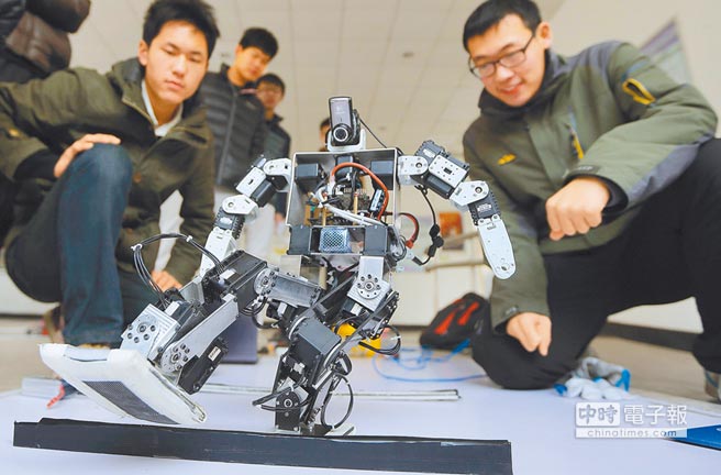大陆大学生展示具有越障功能的人形机器人。（中新社资料照片）