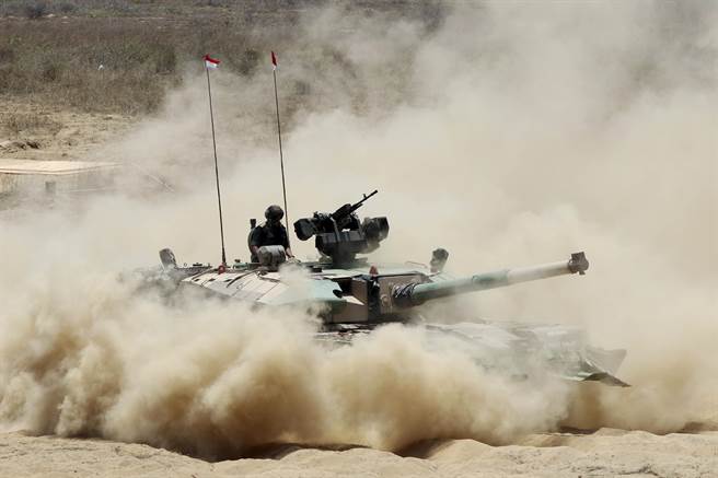 印度陸軍坦克在國防博覽會上示範演出。(圖/美聯社)
