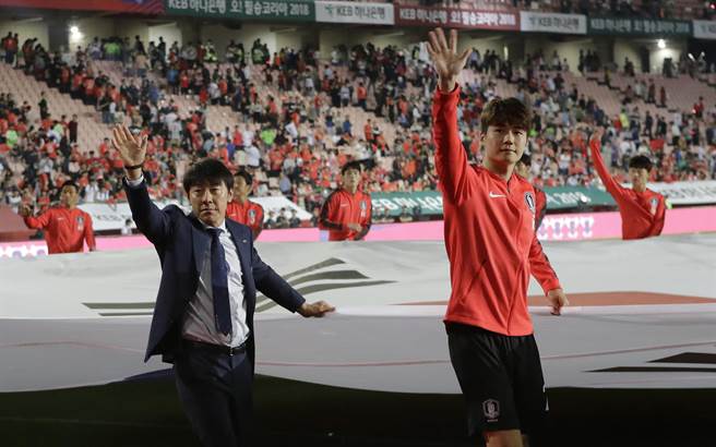 韓國總教練申台龍（左）與隊長奇誠庸揮手感謝球迷。（美聯社資料照）