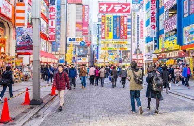 日本已變成窮人的天堂？圖為東京街頭。(達志影像/shutterstock提供) 