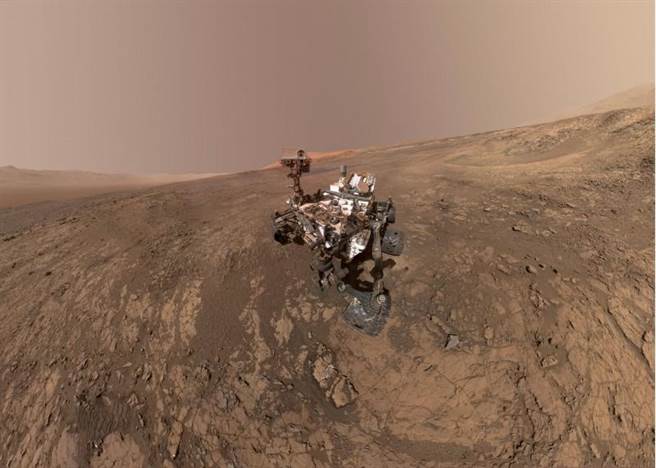 NASA的「好奇」号火星探测器6月7日从火星维拉鲁宾岭（Vera Rubin Ridge），以手臂顶端小型自动对焦相机拍下的自拍照。（美联社）