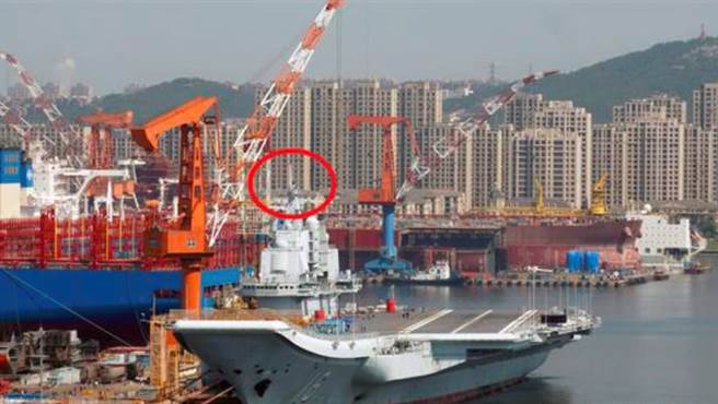 遼寧艦已返回大連造船廠進行大整修，從照片中可見，它的桅杆頂端雷達已拆除。（網路）