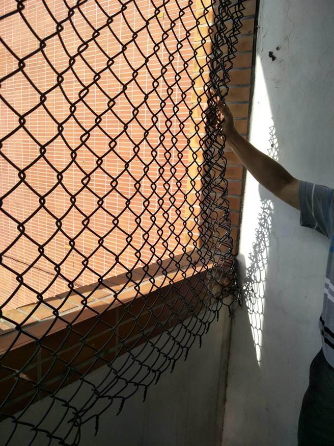 男子破壞曬衣場防護網闖入女生宿舍。(郭韋綺翻攝)