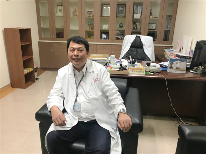大同醫院副院長吳登強表示，益生菌有助於低大腸癌發生率及死亡率。（柯宗緯翻攝）