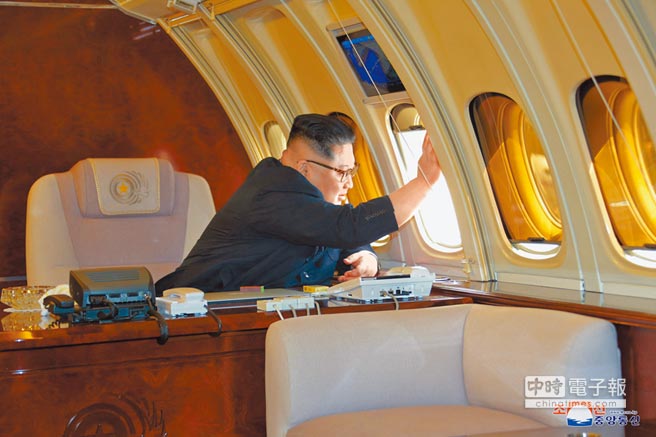 北韓領導人金正恩5月上旬搭座機「蒼鷹一號」赴大連，朝中社後來發布照片，可看到金正恩坐在機內向大陸送行官員揮手，專機內設有辦公桌、手提電腦等，設備齊全。（路透／朝中社）