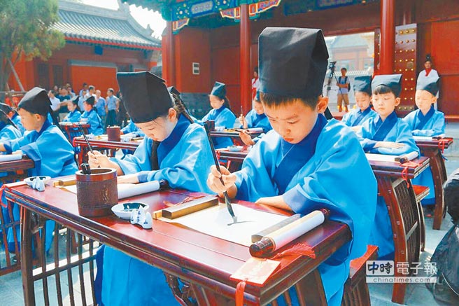 蔡政府藉課綱調整，推動去中國化，也影響中華傳統文化的傳承。圖為學生在練習書法。（新華社）