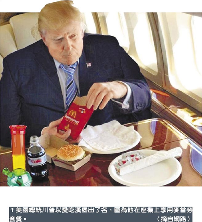 美國總統川普以愛吃漢堡出了名，圖為他在座機上享用麥當勞套餐。（摘自網路）