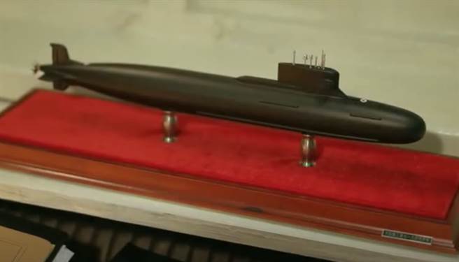 出现在解放军海军2018年招生宣传片中的093B核潜艇模型。（截图）
